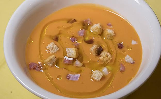 Salmorejo con taquitos de jamón y costrones de pan. 