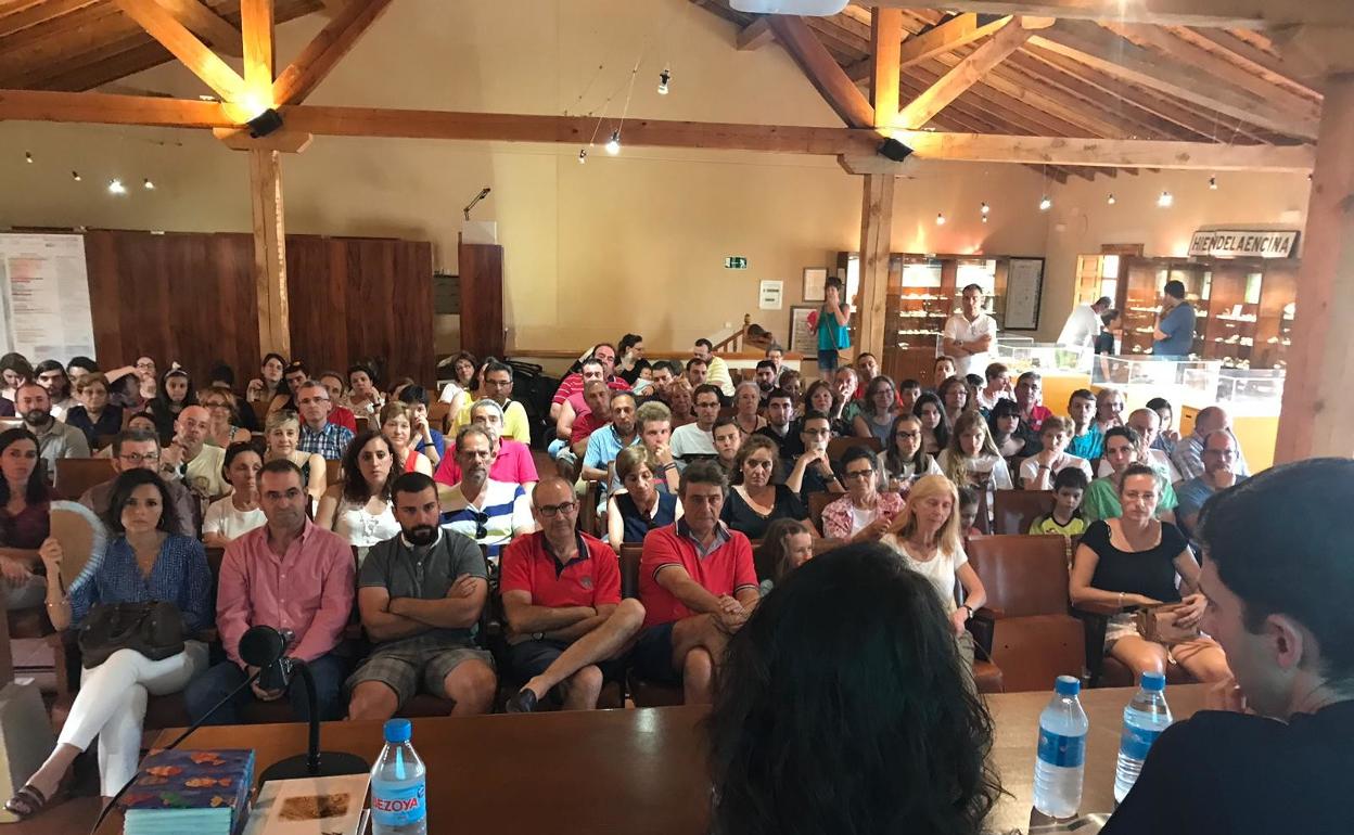 Asistentes a la inauguración de las reformadas instalaciones. 
