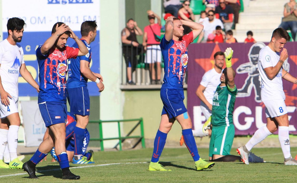 Agus Alonso, en el centro, lamenta una ocasión fallada ante el Villarrobledo. 