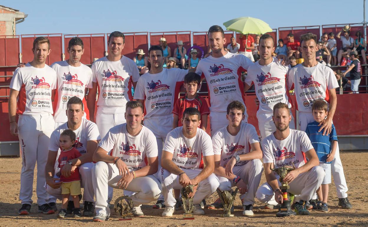 os participantes del concurso de cortes de Matapozuelos, en una foto de familia. 