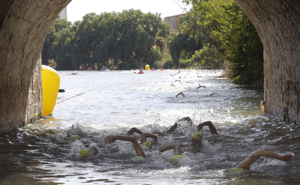 Varios triatletas, durante el segmento a nado, en la prueba de ayer en Torquemada. 