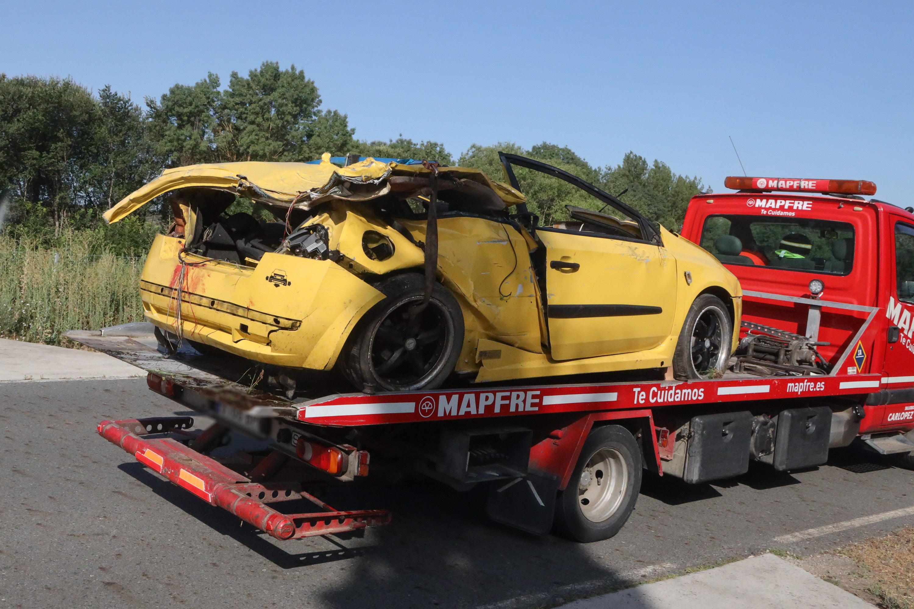 Cuatro jóvenes de Alba de Tormes han muerto este domingo en un accidente de tráfico registrado poco antes de las 7.30 horas, en la carretera DSA-130, a las afueras de la localidad salmantina de Galisancho. Además, otros dos, de la misma población, que resultaron heridos de gravedad, continúan ingresados en el Complejo Asistencial de la capital salmantina.