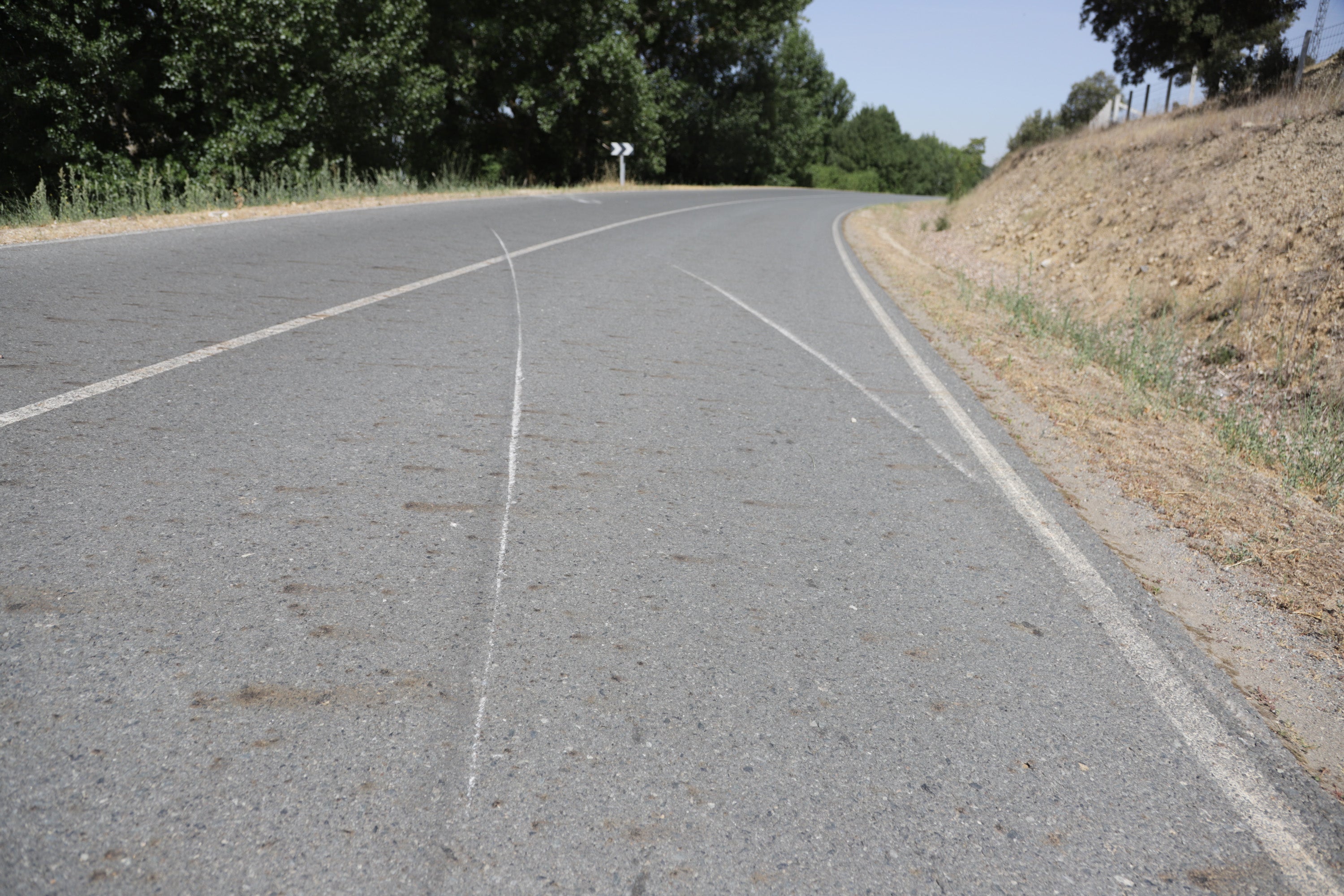 Cuatro jóvenes de Alba de Tormes han muerto este domingo en un accidente de tráfico registrado poco antes de las 7.30 horas, en la carretera DSA-130, a las afueras de la localidad salmantina de Galisancho. Además, otros dos, de la misma población, que resultaron heridos de gravedad, continúan ingresados en el Complejo Asistencial de la capital salmantina.