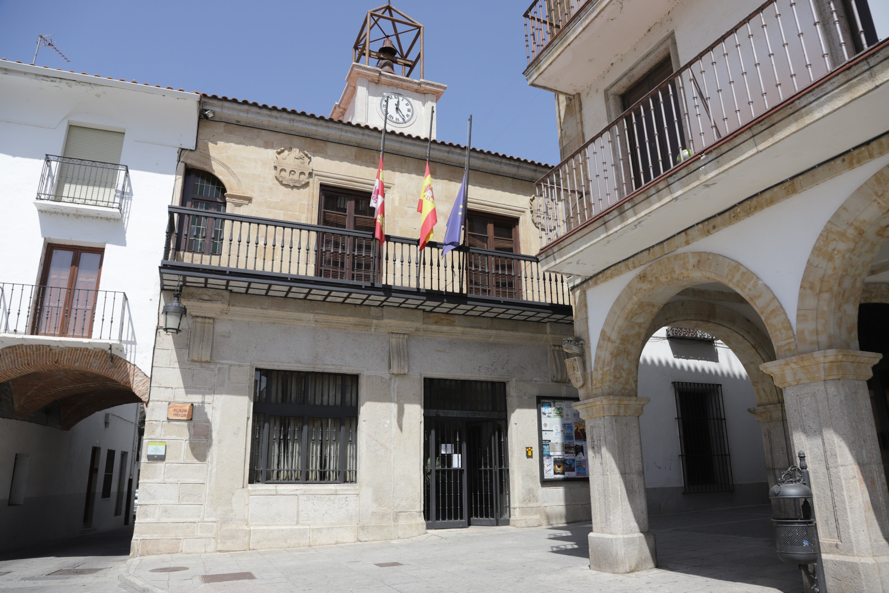 Cuatro jóvenes de Alba de Tormes han muerto este domingo en un accidente de tráfico registrado poco antes de las 7.30 horas, en la carretera DSA-130, a las afueras de la localidad salmantina de Galisancho. Además, otros dos, de la misma población, que resultaron heridos de gravedad, continúan ingresados en el Complejo Asistencial de la capital salmantina.