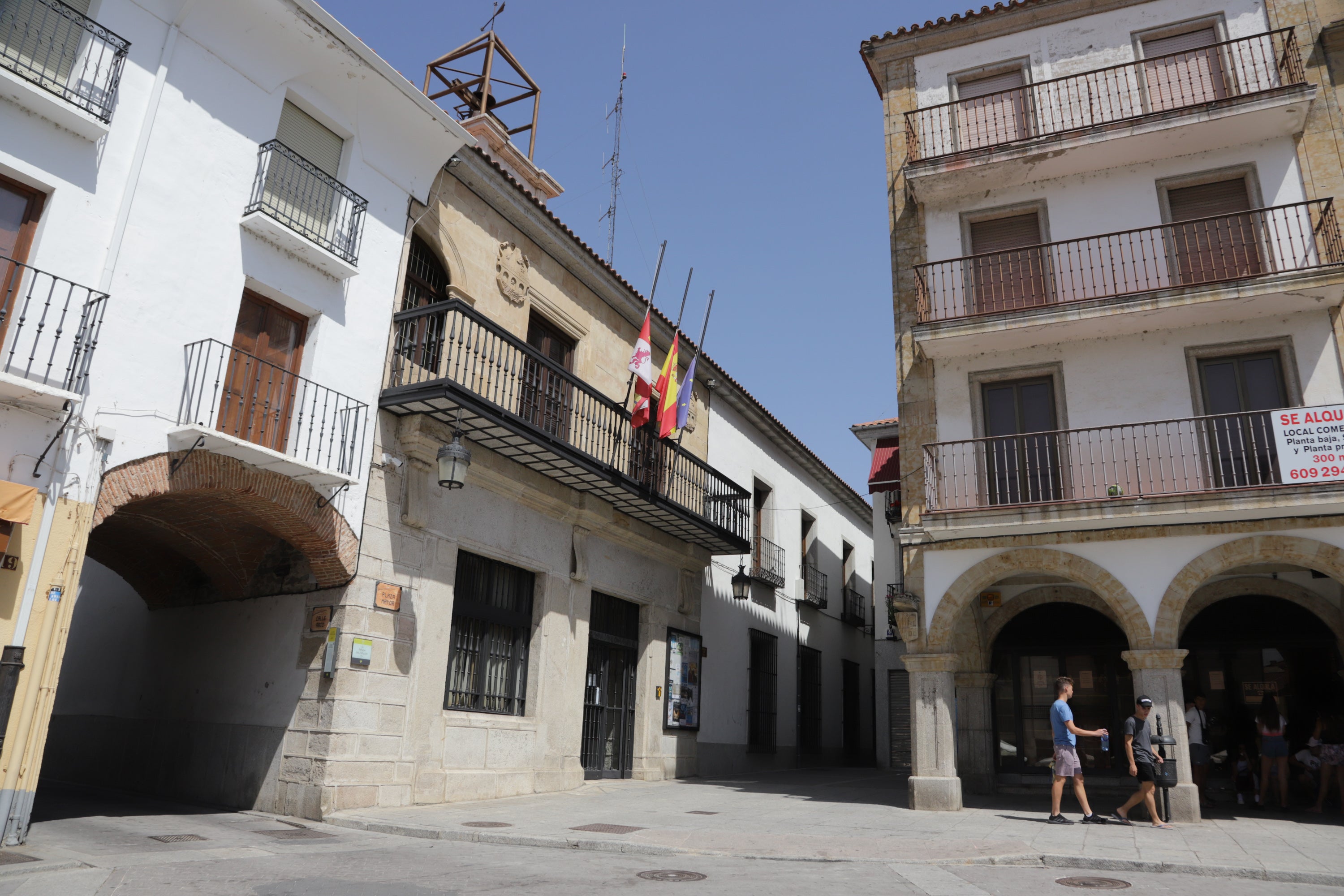 Cuatro jóvenes de Alba de Tormes han muerto este domingo en un accidente de tráfico registrado poco antes de las 7.30 horas, en la carretera DSA-130, a las afueras de la localidad salmantina de Galisancho. Además, otros dos, de la misma población, que resultaron heridos de gravedad, continúan ingresados en el Complejo Asistencial de la capital salmantina.