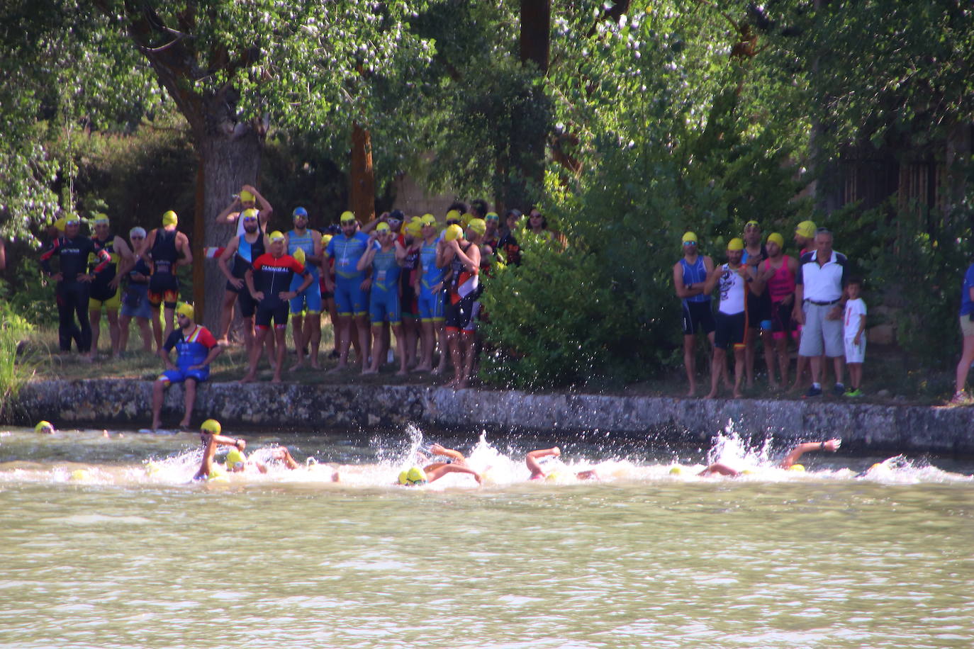 Los recorridos de natación, ciclismo y carrera a pie han discurrido exclusivamente por los caminos de sirga y las aguas de esta infraestructura simbólica de Tierra de Campos