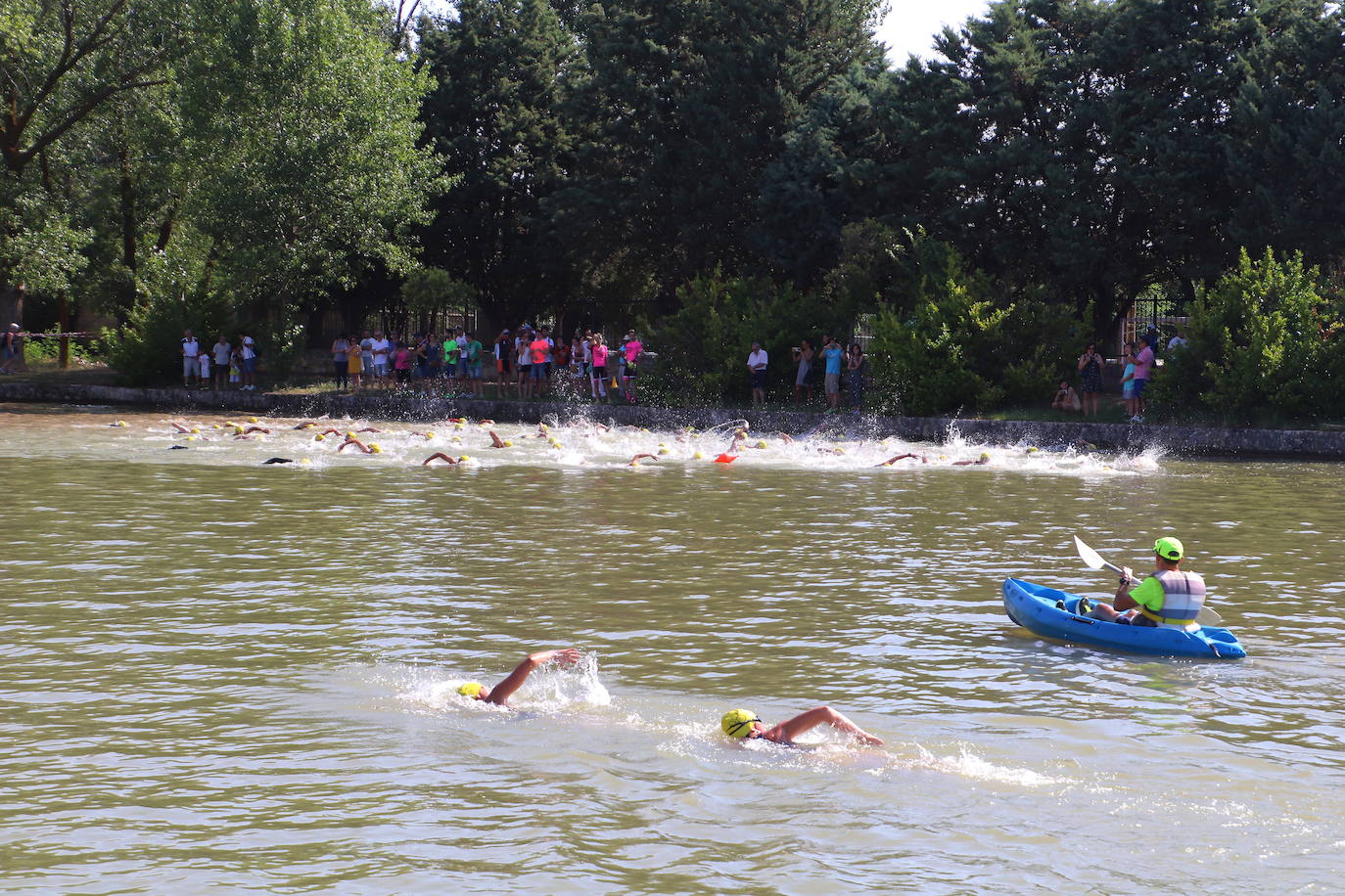 Los recorridos de natación, ciclismo y carrera a pie han discurrido exclusivamente por los caminos de sirga y las aguas de esta infraestructura simbólica de Tierra de Campos