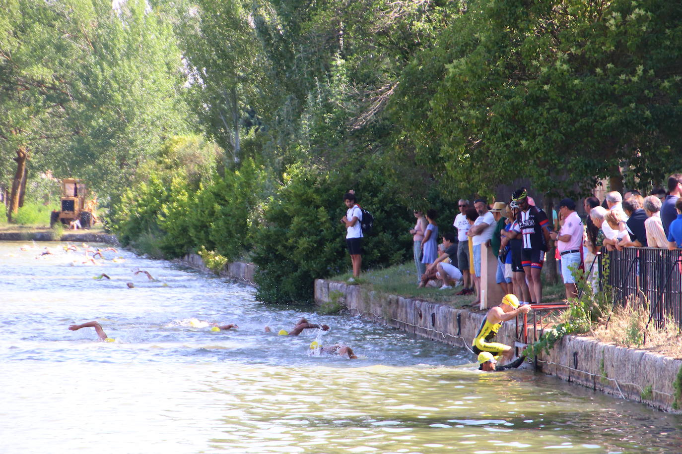 Los recorridos de natación, ciclismo y carrera a pie han discurrido exclusivamente por los caminos de sirga y las aguas de esta infraestructura simbólica de Tierra de Campos