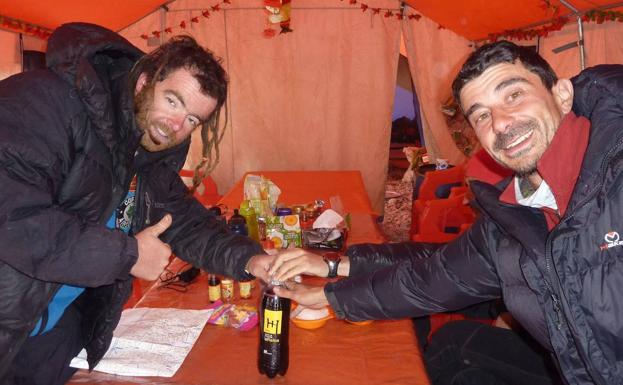 Álvaro Paredes y Xevi Gomez, en una foto tomada seis dÍas antes de la ascension al Gasherbrum I en la cordillera del Karakorum, en Pakistán.