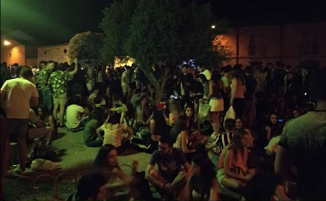 Cientos de jóvenes participaron en el botellón de Matapozuelos. 
