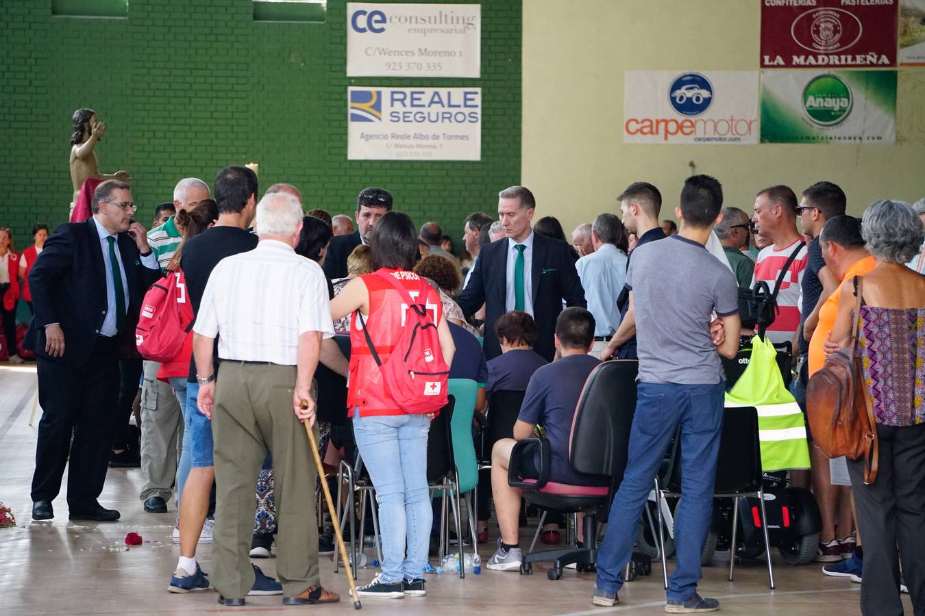 Los jóvenes regresaban de las fiestas del municipio de Santa Inés, dentro de la pedanía de Galisancho | El pabellón municipal de deportes del municipio acogió desde primera hora de la tarde del domingo la capilla ardiente con los féretros de las víctimas