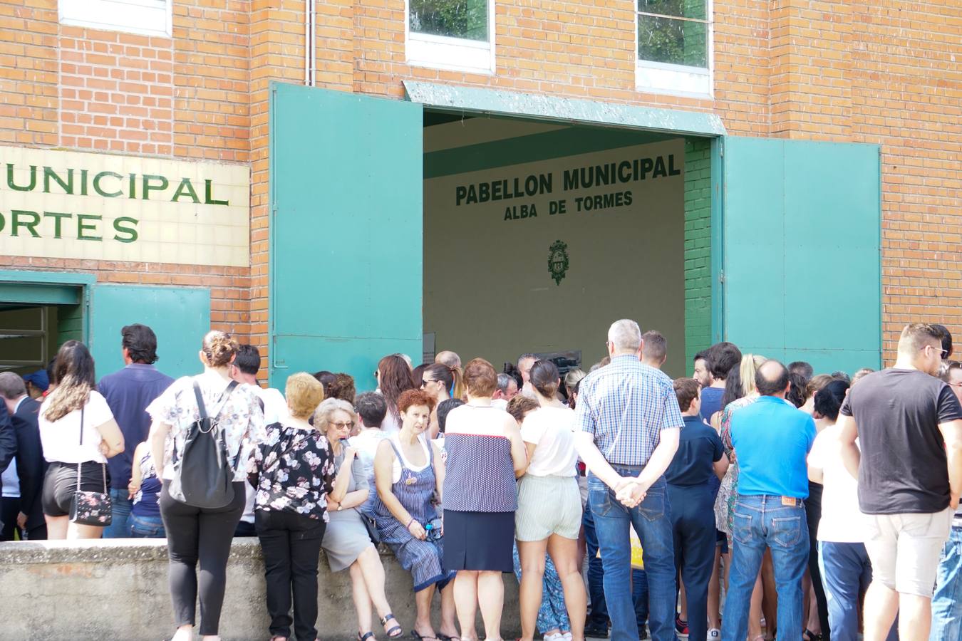 Los jóvenes regresaban de las fiestas del municipio de Santa Inés, dentro de la pedanía de Galisancho | El pabellón municipal de deportes del municipio acogió desde primera hora de la tarde del domingo la capilla ardiente con los féretros de las víctimas