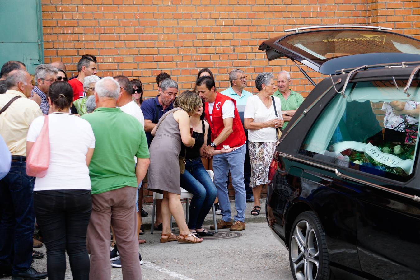 Los jóvenes regresaban de las fiestas del municipio de Santa Inés, dentro de la pedanía de Galisancho | El pabellón municipal de deportes del municipio acogió desde primera hora de la tarde del domingo la capilla ardiente con los féretros de las víctimas
