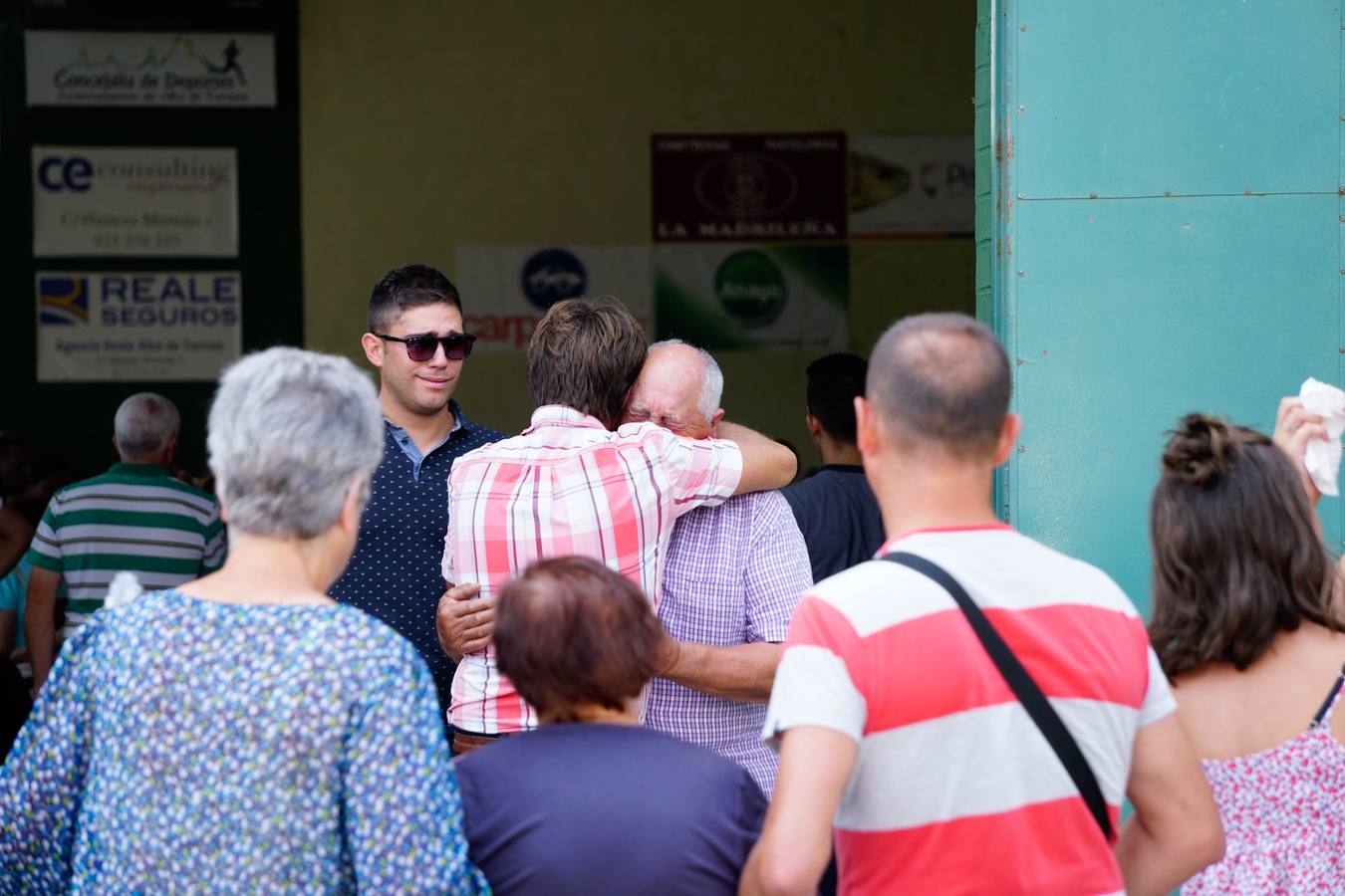 Los jóvenes regresaban de las fiestas del municipio de Santa Inés, dentro de la pedanía de Galisancho | El pabellón municipal de deportes del municipio acogió desde primera hora de la tarde del domingo la capilla ardiente con los féretros de las víctimas