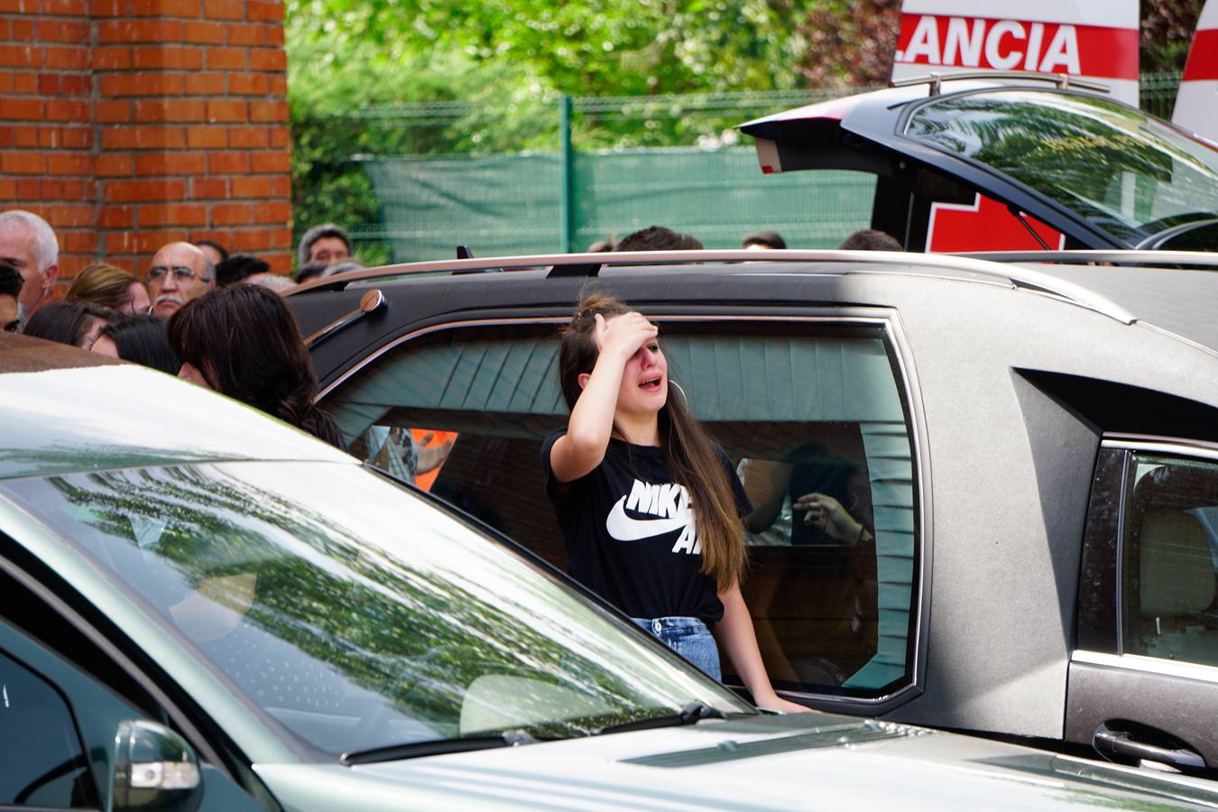 Los jóvenes regresaban de las fiestas del municipio de Santa Inés, dentro de la pedanía de Galisancho | El pabellón municipal de deportes del municipio acogió desde primera hora de la tarde del domingo la capilla ardiente con los féretros de las víctimas