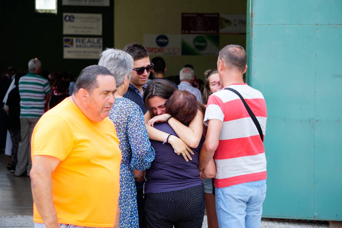 Los jóvenes regresaban de las fiestas del municipio de Santa Inés, dentro de la pedanía de Galisancho | El pabellón municipal de deportes del municipio acogió desde primera hora de la tarde del domingo la capilla ardiente con los féretros de las víctimas