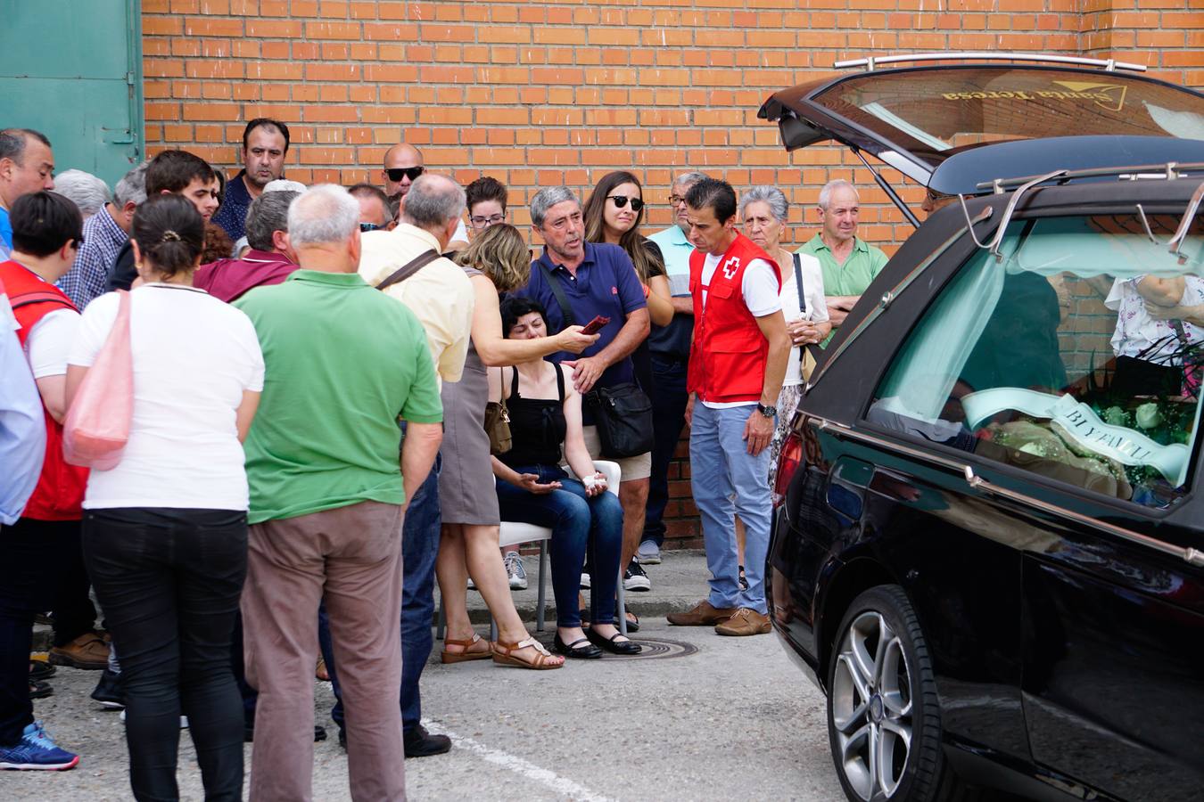 Los jóvenes regresaban de las fiestas del municipio de Santa Inés, dentro de la pedanía de Galisancho | El pabellón municipal de deportes del municipio acogió desde primera hora de la tarde del domingo la capilla ardiente con los féretros de las víctimas