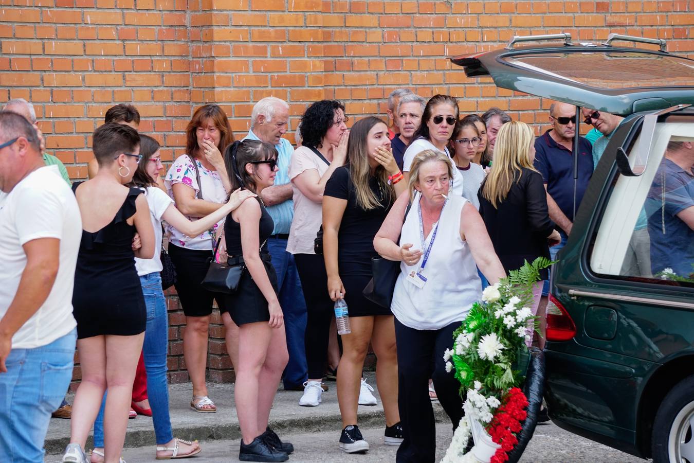 Los jóvenes regresaban de las fiestas del municipio de Santa Inés, dentro de la pedanía de Galisancho | El pabellón municipal de deportes del municipio acogió desde primera hora de la tarde del domingo la capilla ardiente con los féretros de las víctimas
