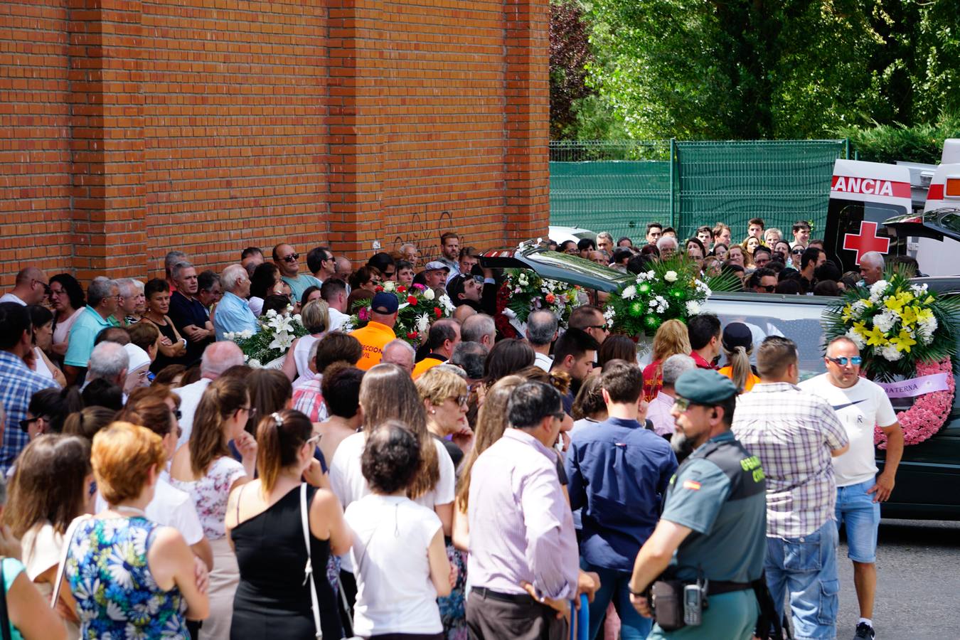 Los jóvenes regresaban de las fiestas del municipio de Santa Inés, dentro de la pedanía de Galisancho | El pabellón municipal de deportes del municipio acogió desde primera hora de la tarde del domingo la capilla ardiente con los féretros de las víctimas