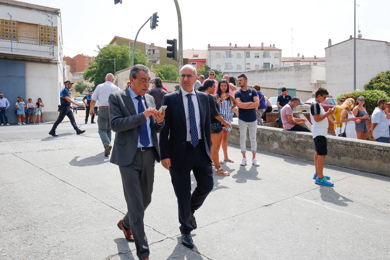 Los jóvenes regresaban de las fiestas del municipio de Santa Inés, dentro de la pedanía de Galisancho | El pabellón municipal de deportes del municipio acogió desde primera hora de la tarde del domingo la capilla ardiente con los féretros de las víctimas