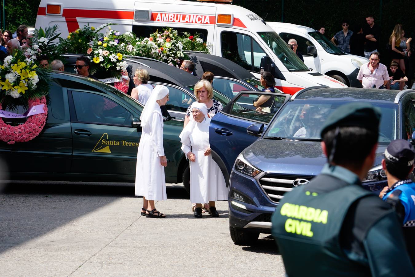 Los jóvenes regresaban de las fiestas del municipio de Santa Inés, dentro de la pedanía de Galisancho | El pabellón municipal de deportes del municipio acogió desde primera hora de la tarde del domingo la capilla ardiente con los féretros de las víctimas