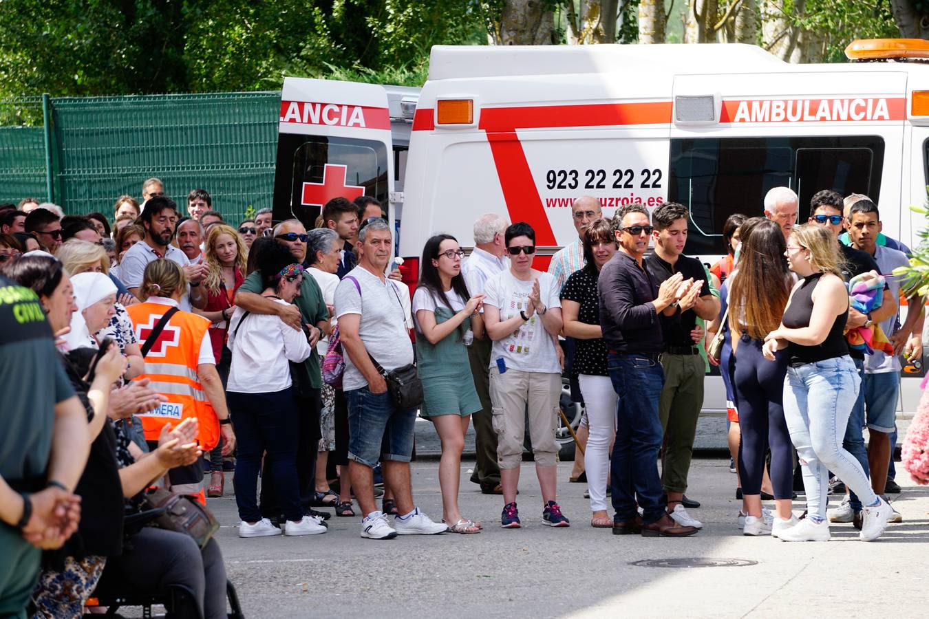 Los jóvenes regresaban de las fiestas del municipio de Santa Inés, dentro de la pedanía de Galisancho | El pabellón municipal de deportes del municipio acogió desde primera hora de la tarde del domingo la capilla ardiente con los féretros de las víctimas