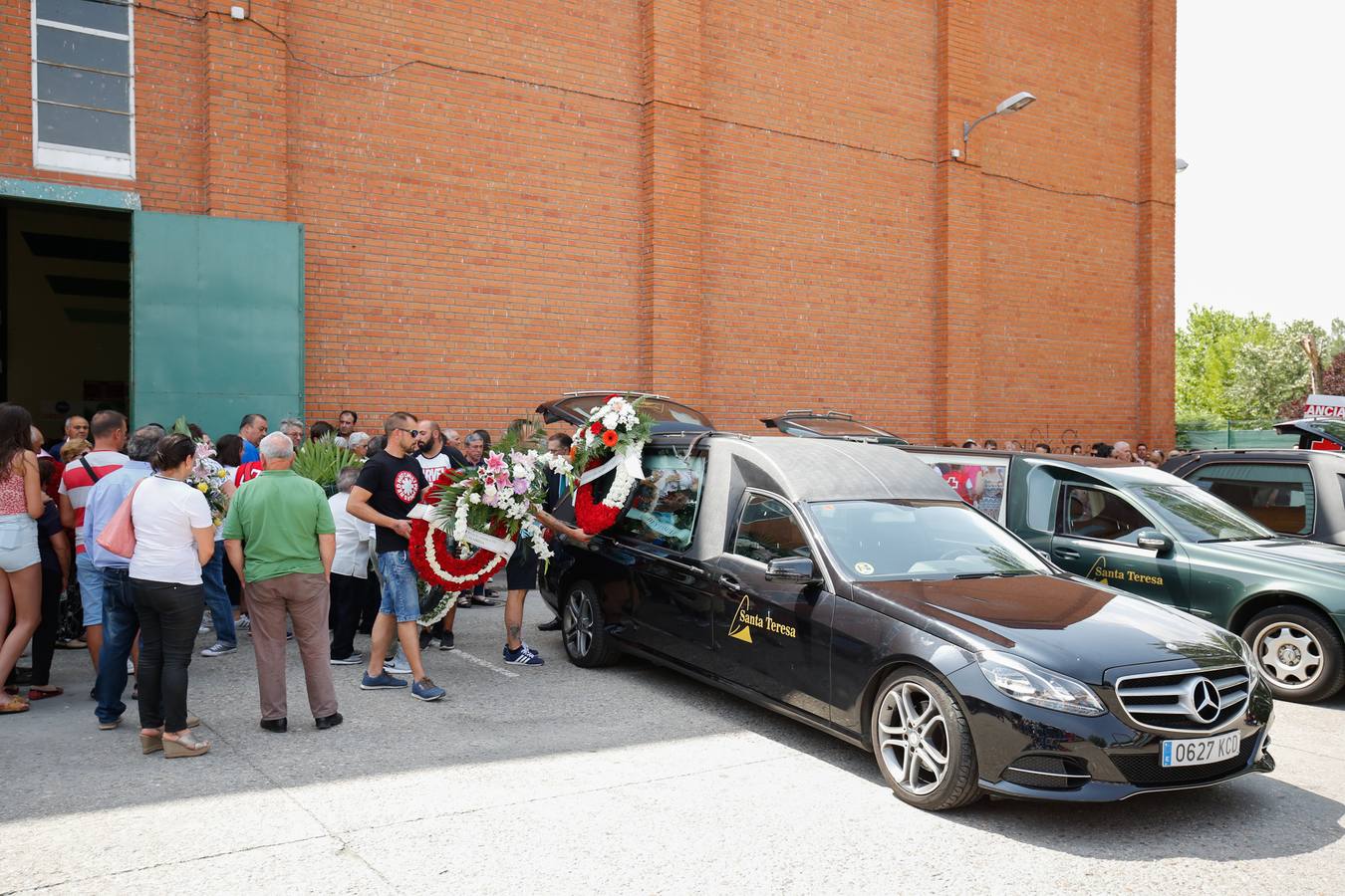 Los jóvenes regresaban de las fiestas del municipio de Santa Inés, dentro de la pedanía de Galisancho | El pabellón municipal de deportes del municipio acogió desde primera hora de la tarde del domingo la capilla ardiente con los féretros de las víctimas