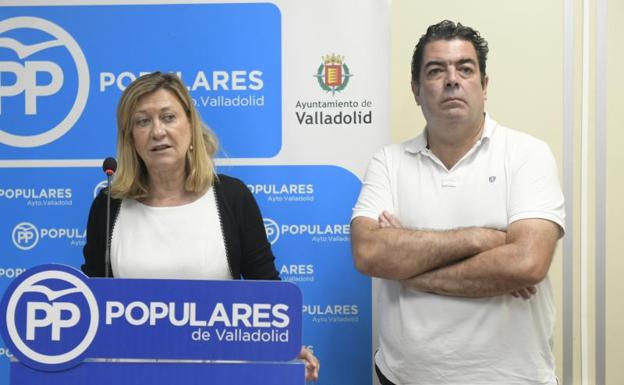 Pilar del Olmo, portavoz del PP, junto al edil de esta formación, Alberto Gutiérrez Alberca. 