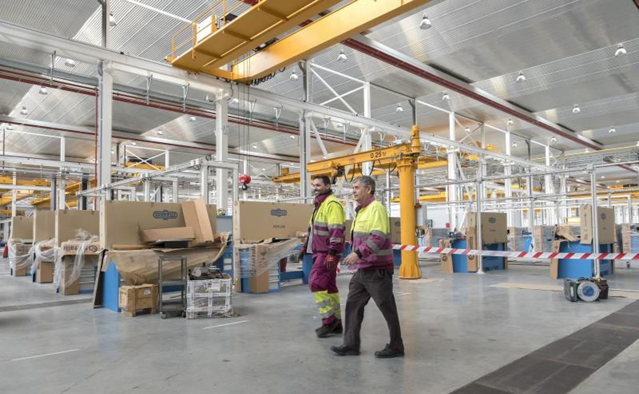 Interior de las nuevas instalaciones de mantenimiento de Renfe en el páramo de San Isidro. 