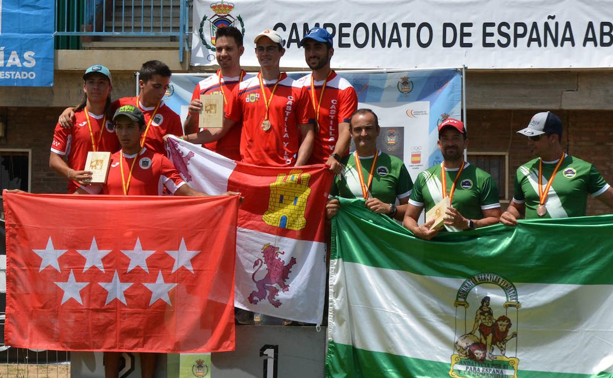 Carlos Iglesias, en el centro, con el equipo de Castilla y León en lo alto del podio. 