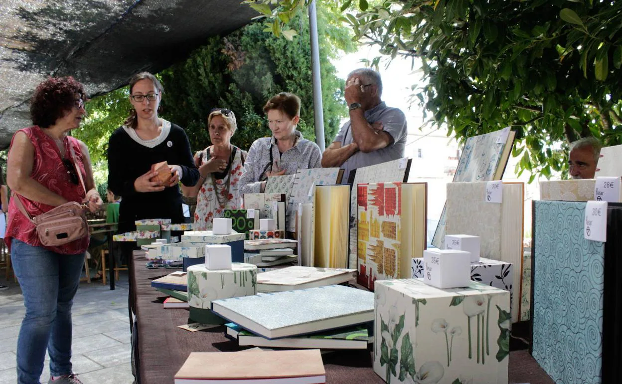 Cuadernos, álbumes y cajas artesanas en uno de los puestos de la feria de Monleras de la pasada edición. 