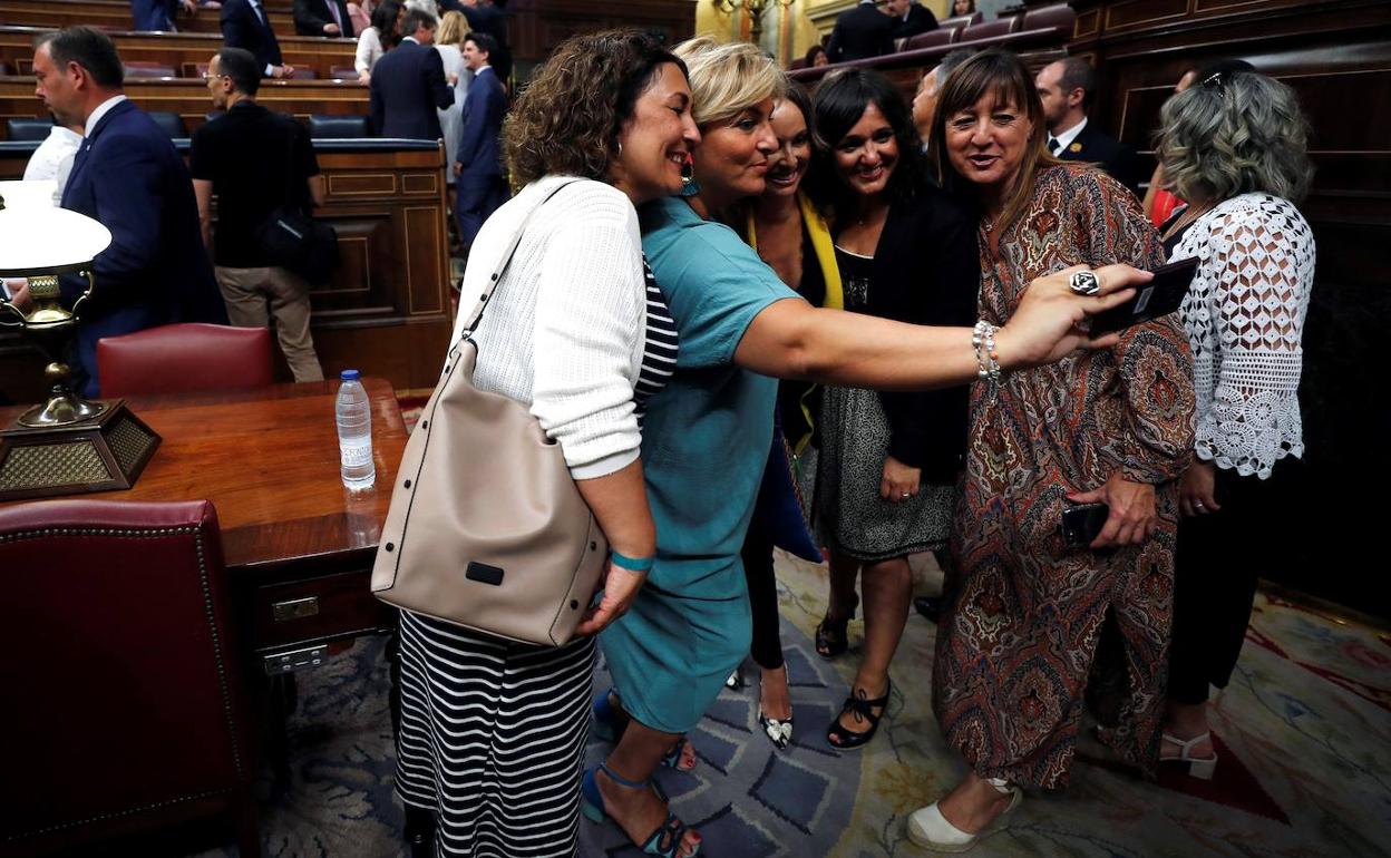 Un grupo de diputadas se fotografía antes del inicio del debate de investidura en el Congreso.