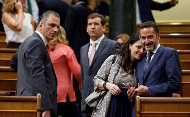 El secretario general de Vox, Javier Ortega-Smith, observa a sus vecinos de escaño en el Congreso.