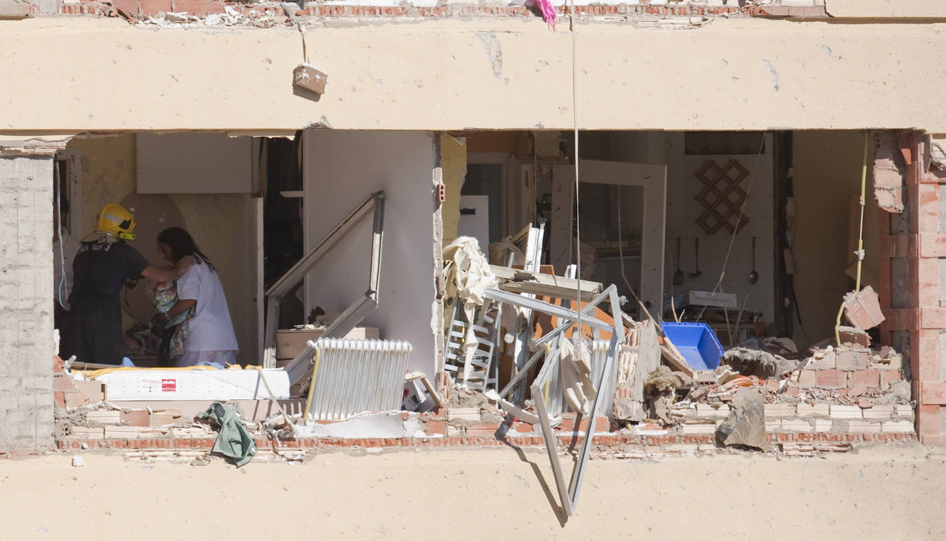 La agente de la Guardia Civil, Susana Merayo, que vivía en el tercer piso de la casa cuartel, recupera sus pertenencias acompañada de un bombero. 