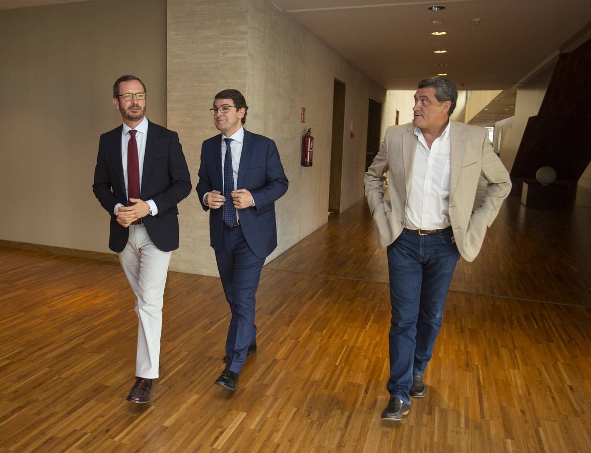 Los votos a favor de PP y Ciudadanos han convertido al vitoriano Javier Maroto en nuevo senador autonómico por Castilla y León | El vicesecretario de Organización del PP (sin vinculación anterior con la comunidad) ha sido elegido como miembro de la Cámara Alta, junto con los socialistas Teresa López y Fran Díaz, en una votación conjunta, no exenta de polémica.