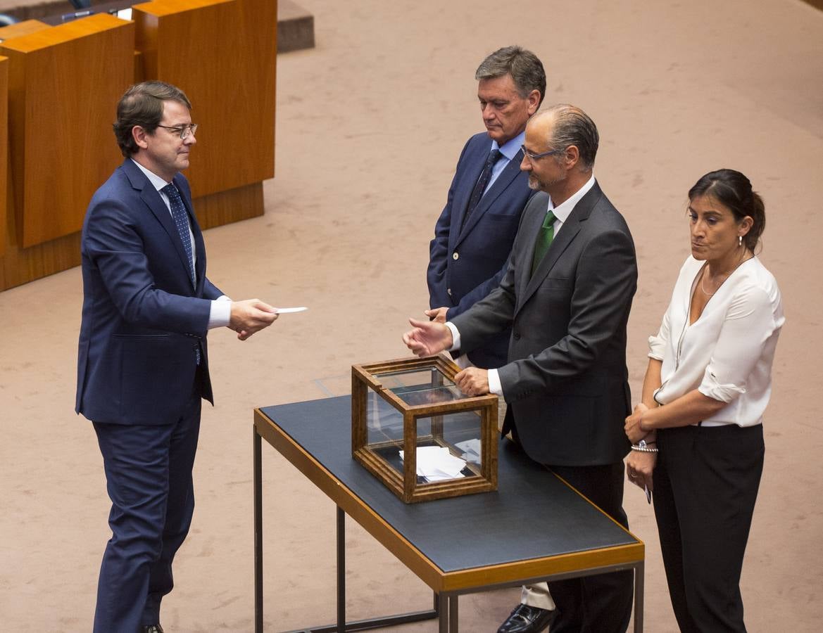 Los votos a favor de PP y Ciudadanos han convertido al vitoriano Javier Maroto en nuevo senador autonómico por Castilla y León | El vicesecretario de Organización del PP (sin vinculación anterior con la comunidad) ha sido elegido como miembro de la Cámara Alta, junto con los socialistas Teresa López y Fran Díaz, en una votación conjunta, no exenta de polémica.