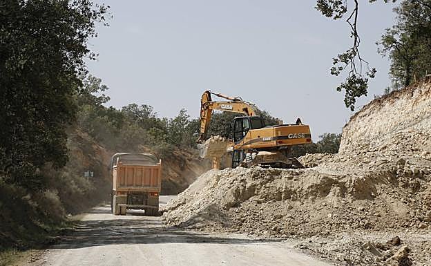 La maquinaria trabaja en el tramo final de la vía. 