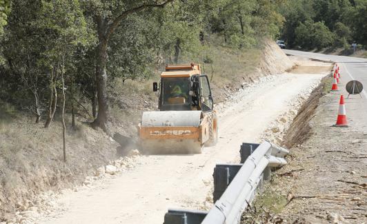 Una apisonadora, en la separación de la carretera. 