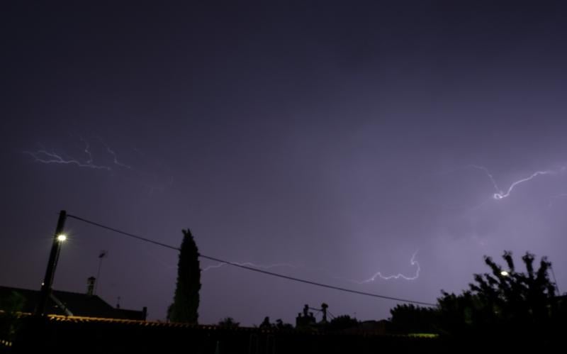 El cielo se tornó negro pasadas las diez de la noche del martes y, durante unos minutos, en los que llovió con mucha intensidad, se sucedieron los truenos, relámpagos y rayos en Valladolid.