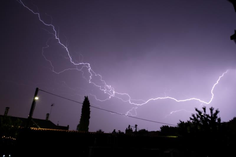 El cielo se tornó negro pasadas las diez de la noche del martes y, durante unos minutos, en los que llovió con mucha intensidad, se sucedieron los truenos, relámpagos y rayos en Valladolid.