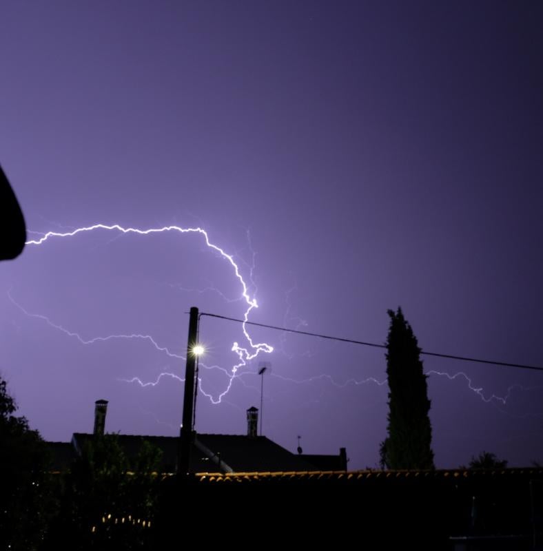 El cielo se tornó negro pasadas las diez de la noche del martes y, durante unos minutos, en los que llovió con mucha intensidad, se sucedieron los truenos, relámpagos y rayos en Valladolid.