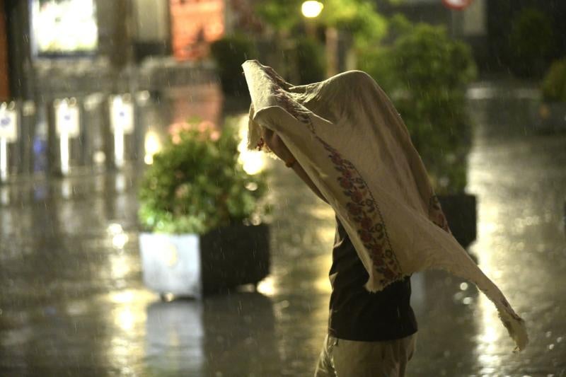 El cielo se tornó negro pasadas las diez de la noche del martes y, durante unos minutos, en los que llovió con mucha intensidad, se sucedieron los truenos, relámpagos y rayos en Valladolid.