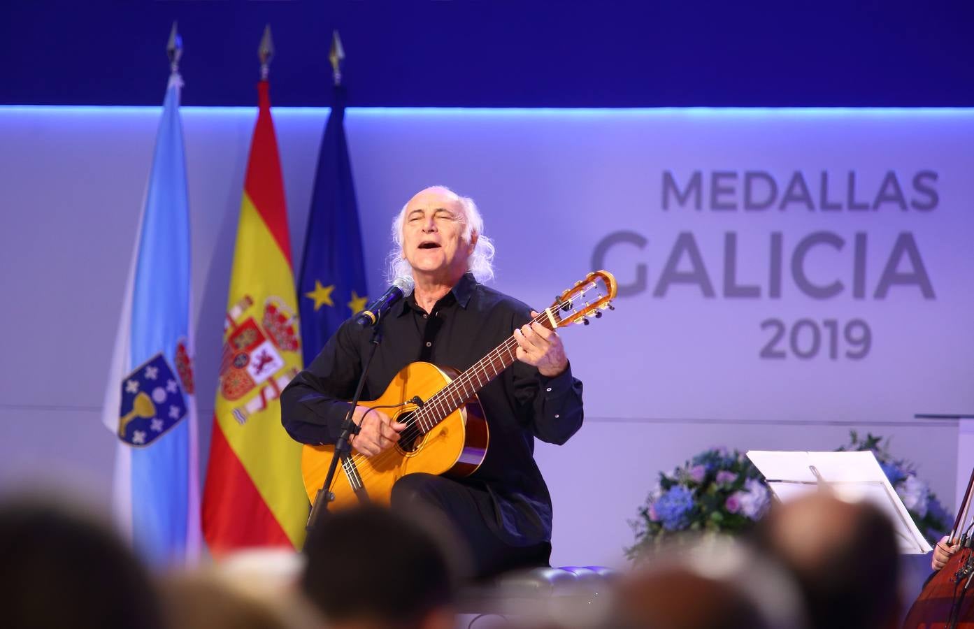 Actuación del cantautor berciano Amancio Prada, durante el acto.