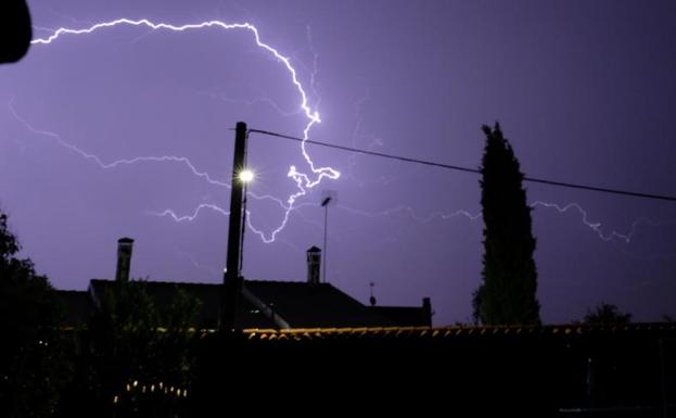 La poderosa descarga eléctrica de un rayo, ayer, en la localidad de Mojados.