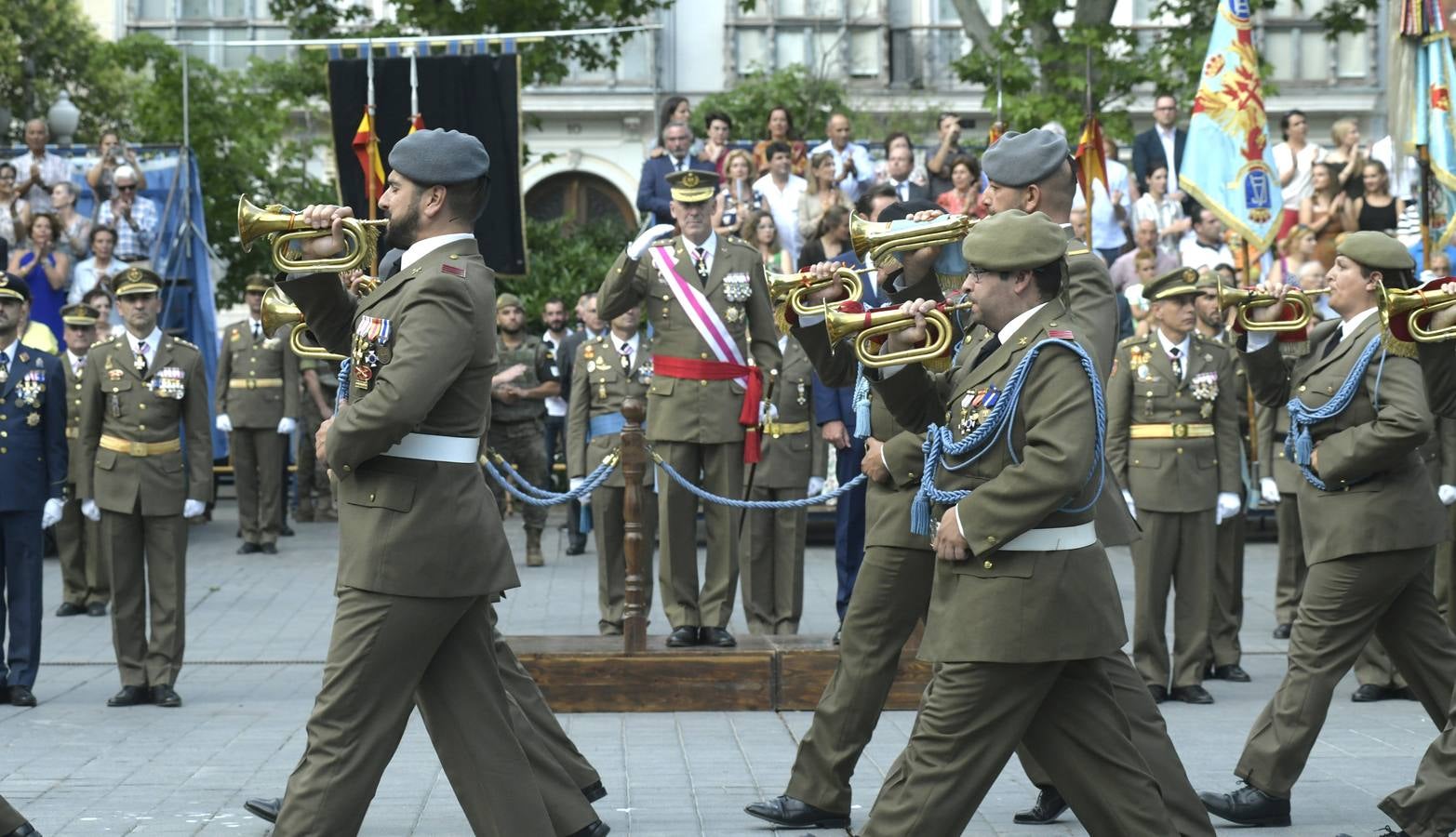 La Guardia Real y militares de Farnesio, Villaviciosa y la Academia salen a la Acera de Recoletos