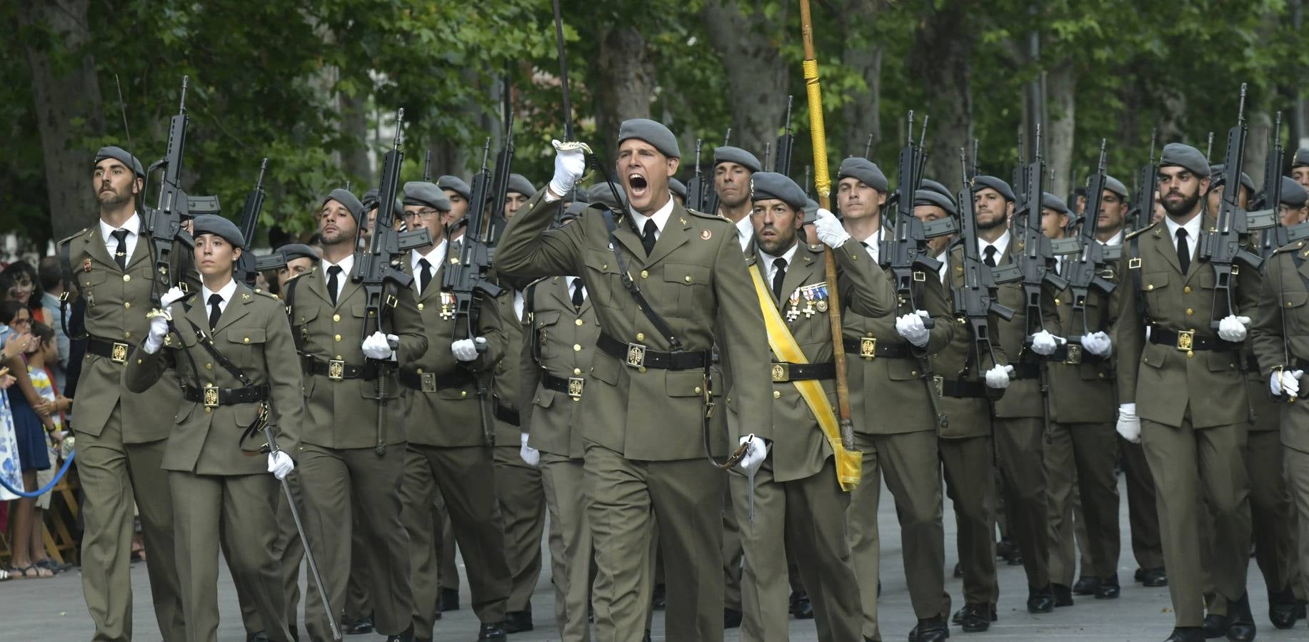 La Guardia Real y militares de Farnesio, Villaviciosa y la Academia salen a la Acera de Recoletos