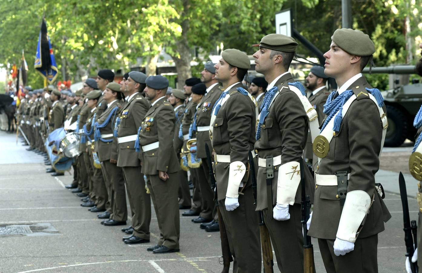 La Guardia Real y militares de Farnesio, Villaviciosa y la Academia salen a la Acera de Recoletos