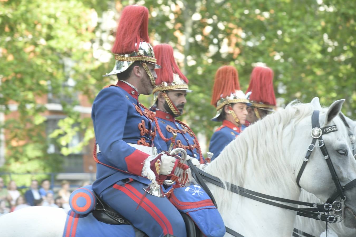 La Guardia Real y militares de Farnesio, Villaviciosa y la Academia salen a la Acera de Recoletos