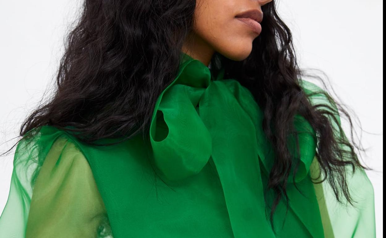 Blusa de organza semitransparente de Zara.