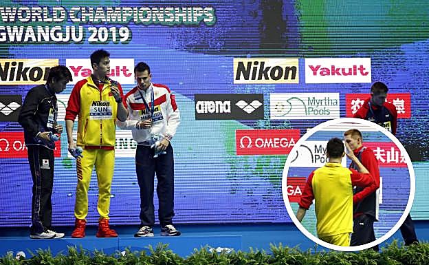 El británico Duncan Scott no quiso posar al lado de Sun Yang en el podio y el chino acabó increpándole por este desprecio.